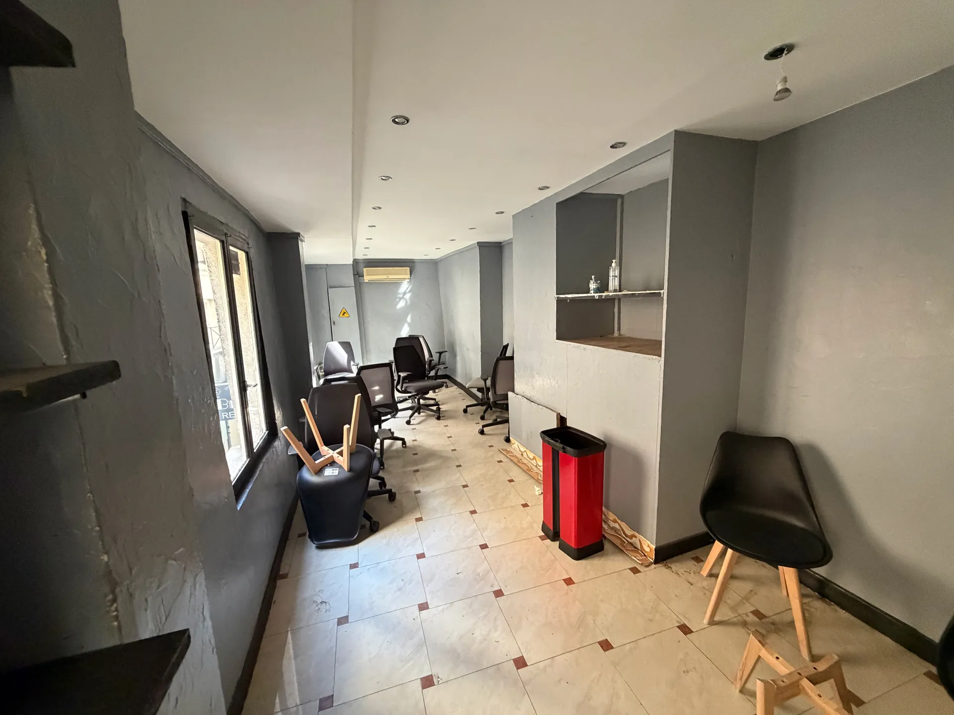 Local 100 m² avec extraction, Sentier — photo 4