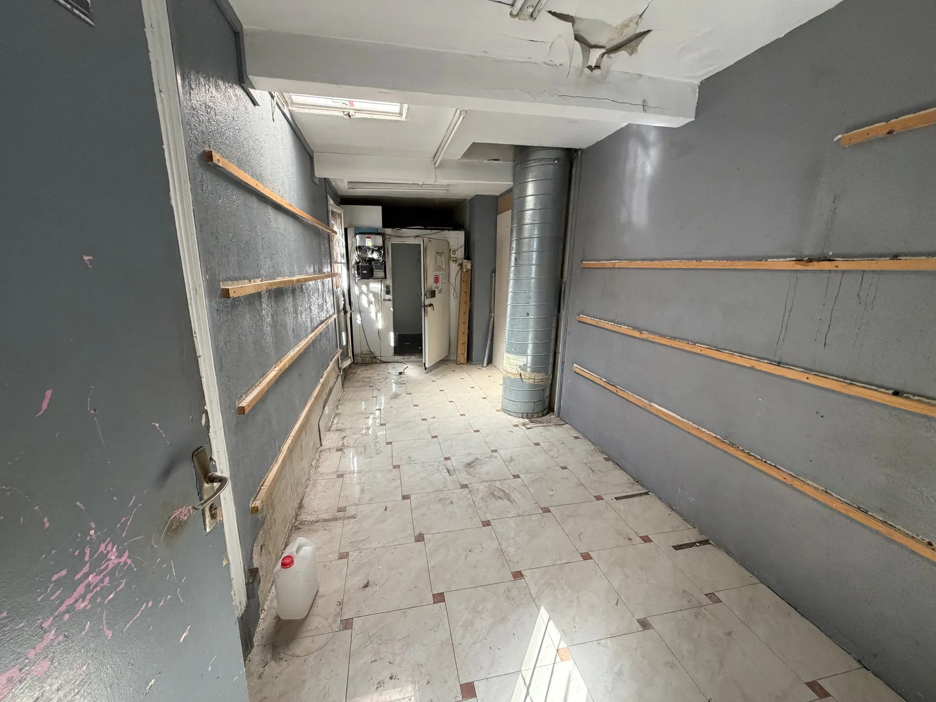 Local 100 m² avec extraction, Sentier — photo 3