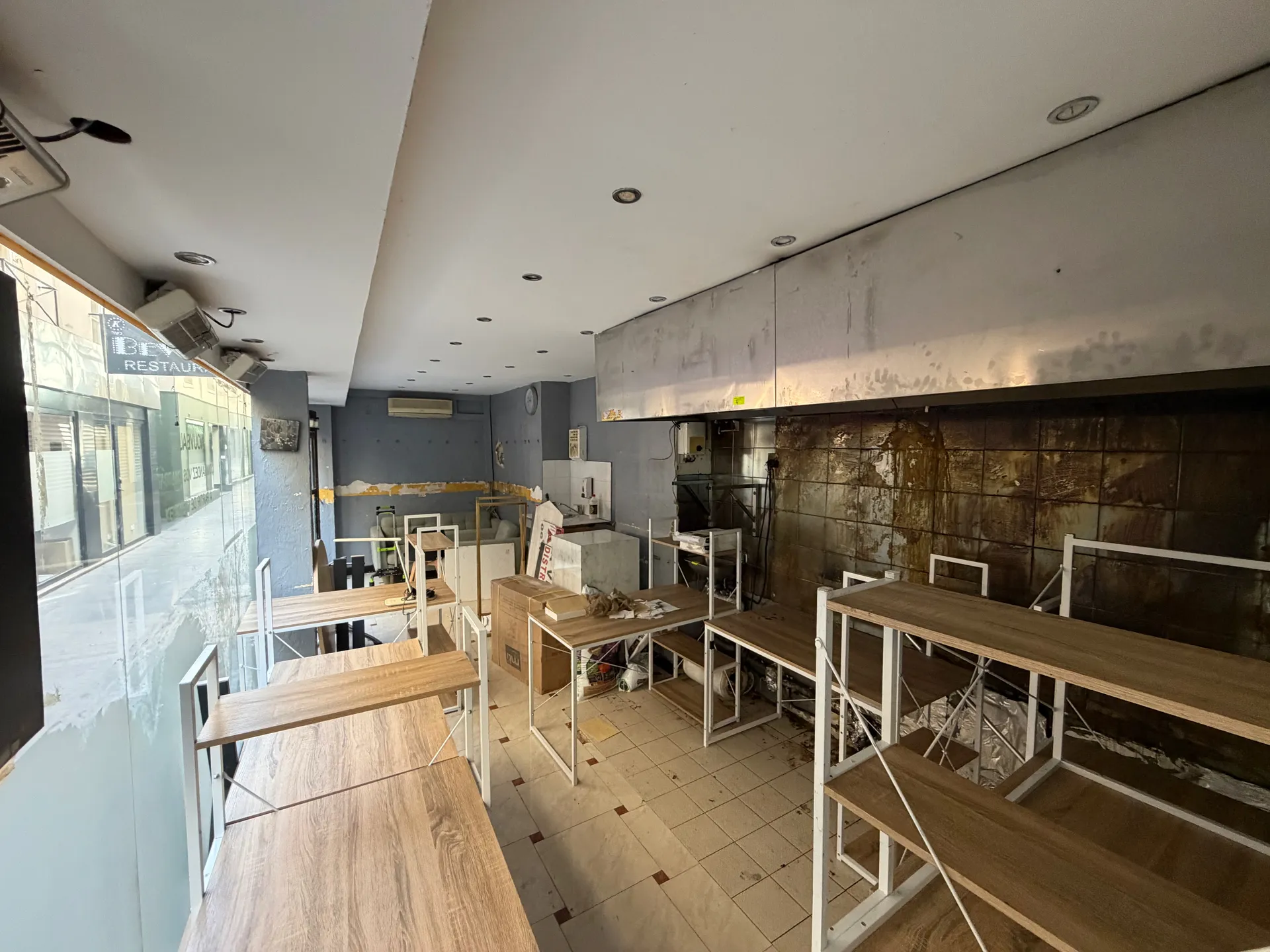 Local 100 m² avec extraction, Sentier — photo 2